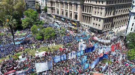 Cgt Las Cta Y Movimientos Sociales Marcharon Contra El Dnu De Milei