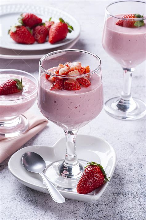 Deliciosa Mousse De Morango Em Tigela De Vidro Morangos Frescos