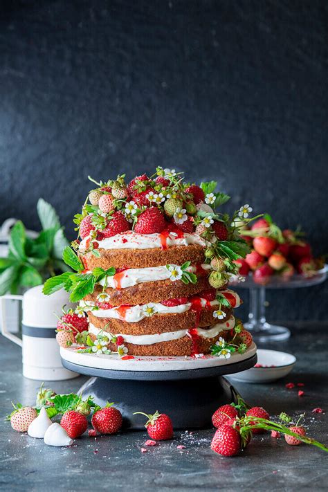 Erdbeer Naked Cake Mit Mascarponecreme Bilder Kaufen Stockfood