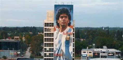 Así es el enorme mural dedicado a Maradona en Canning que pinta