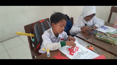 Kegiatan Membuat Kolase Dari Kertas Origami Siswa Menjadi Aktif Dan