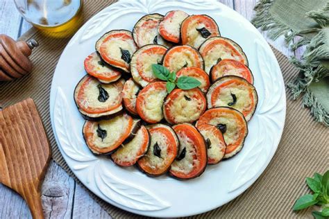 Berinjela no forno tomate e queijo Receita ótima para almoço ou janta