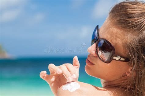 Portrait De Femme Aux Cheveux Longs Dans Le Bikini Blanc Et Des Lunettes De Soleil Soufflant Un