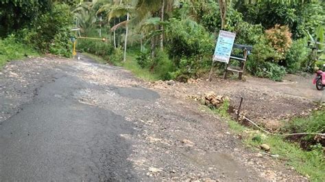 Malang Post Perbaikan Jalan Rusak Menuju Pantai Balekambang