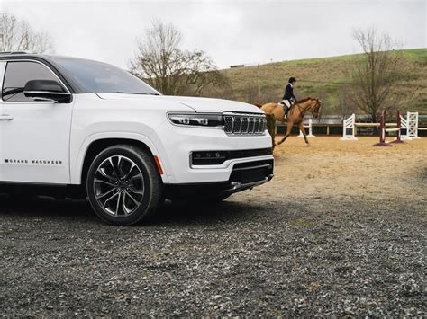 2023 Jeep Grand Wagoneer Pictures: | U.S. News