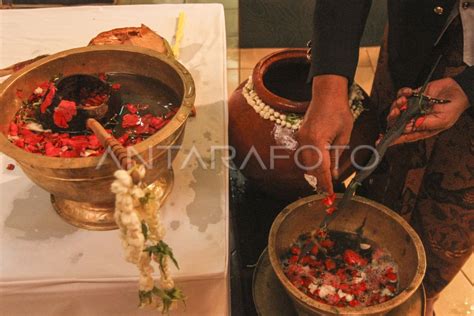 Tradisi Jamasan Di Museum Pusaka Antara Foto