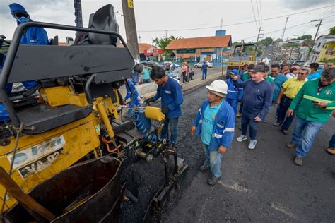 Prefeito vistoria obras de infraestrutura no bairro Santo Antônio