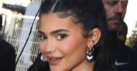 Kylie Jenner Leaks Breast Milk On T Shirt In Relatable Tiktok