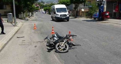 S R C Belgesi Olmayan Motosikletli U D N Yapan Otomobile Arpt