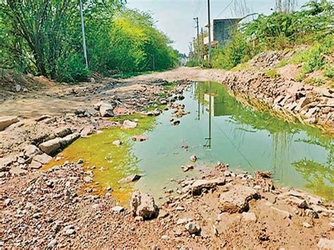 Road Made Of 90 Lakhs Turned Into Potholes शहर सड़कों की हालत बेहद