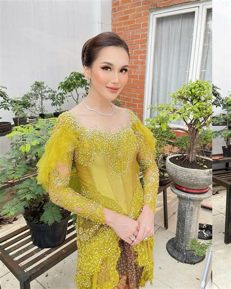 Inspirasi Kebaya Warna Hijau Olive