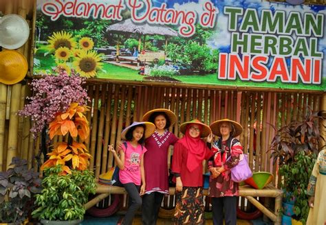 Kolam Renang Taman Herbal Insani