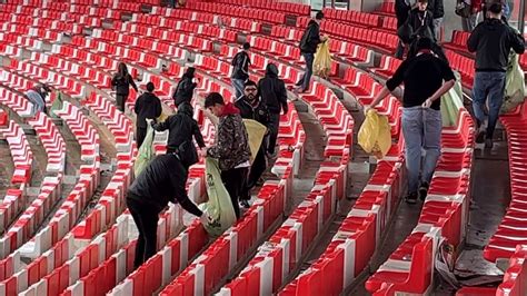 Bari Tifosi Ripuliscono Curva Nord Dello Stadio San Nicola Dopo La