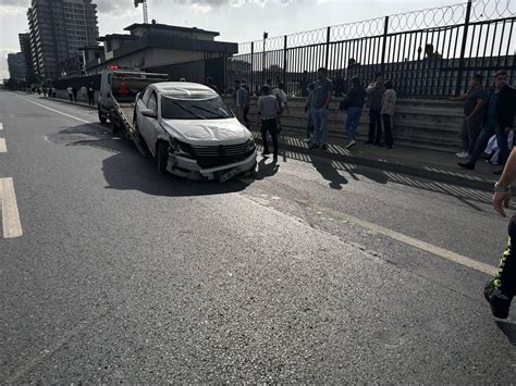 İstanbul da iki araç birbirine girdi Trafik kilitlendi