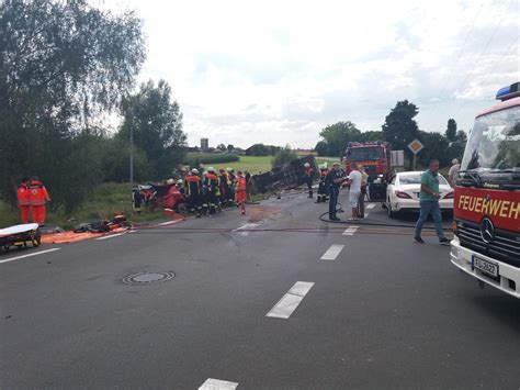 Schwerer Unfall Bei F Rth Fahrerin Eingeklemmt Bildergalerie