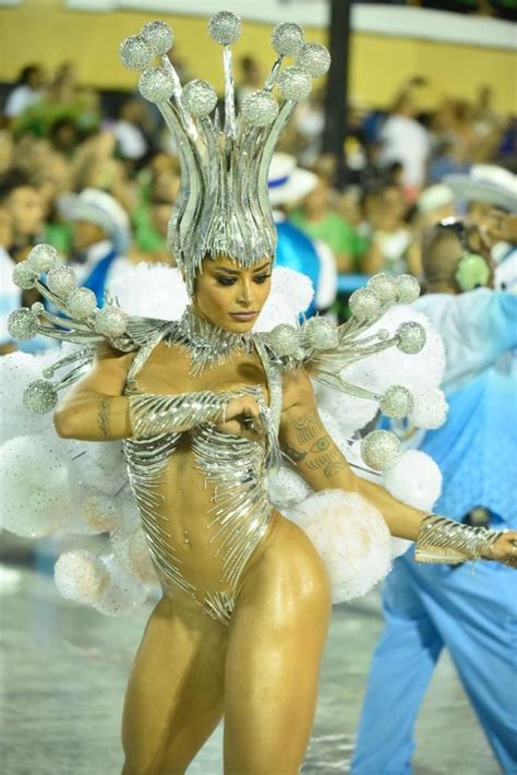 Aline Riscado Celebra Estreia Como Rainha De Bateria Da Vila Isabel