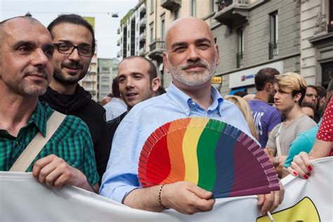 La Gente Alla Parata Di Gay Pride A Milano Italia Fotografia Editoriale Immagine Di