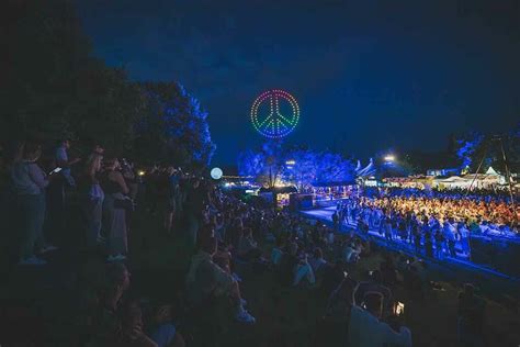 Rund Menschen Bei Ein Festival Singt Auf Dem Tollwood