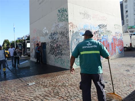 Destrozos al Obelisco, pintadas y semáforos rotos: así quedó el centro