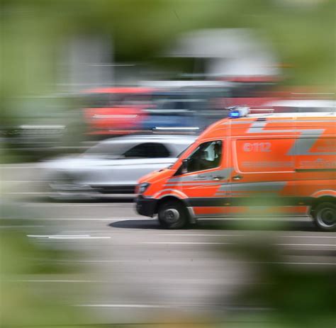 Passant beim Überqueren einer Straße von Transporter erfasst WELT