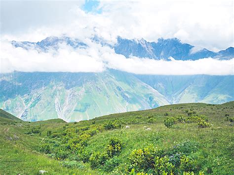 유토이미지 Beautiful Landscape With Scenic Mountains And Green Vegetation