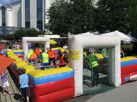 Tag Des Fussballs Menschenkicker Und Minispielfeldturnier