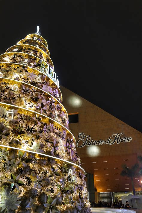 El Palacio de Hierro enciende su árbol en colaboración con Dior Vogue