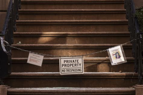 Carrie Bradshaw S Sex And The City Brownstone Will Get A Gate To Deter NYC Tourists