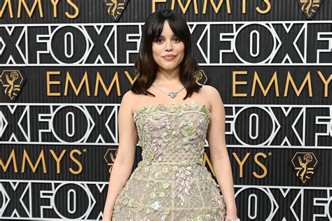 Só deu flores no tapete vermelho do Emmy Awards CH News