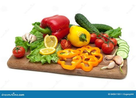 Verduras Frescas En Una Tabla De Cortar En Un Fondo Blanco Imagen De