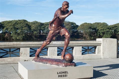 Da An La Estatua De Lionel Messi En Argentina Otra Vez La Nueva Radio Ya