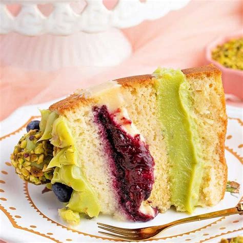 Naked Cake De Baunilha Brigadeiro De Pistache Brigadeiro Branco E Frutas Vermelhas Kg