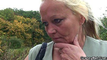 Abuelita es recogida y follada por el coño XVIDEOS