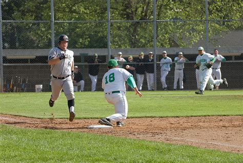 File:Baseball Play-at-first.jpg - Wikimedia Commons