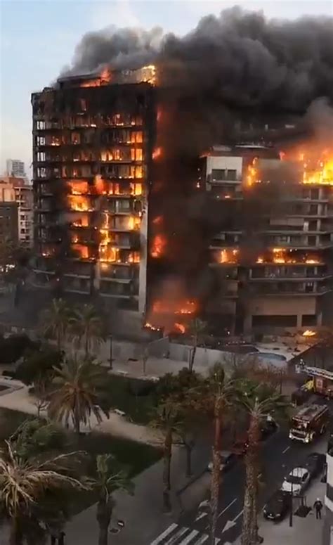 Breaking Un Bloc Cu Etaje Din Valencia Mistuit De Fl C Ri