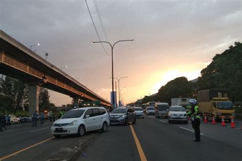 Foto Pemudik Jangan Tidur Di Dalam Mobil Yang Berhenti Dengan Mesin