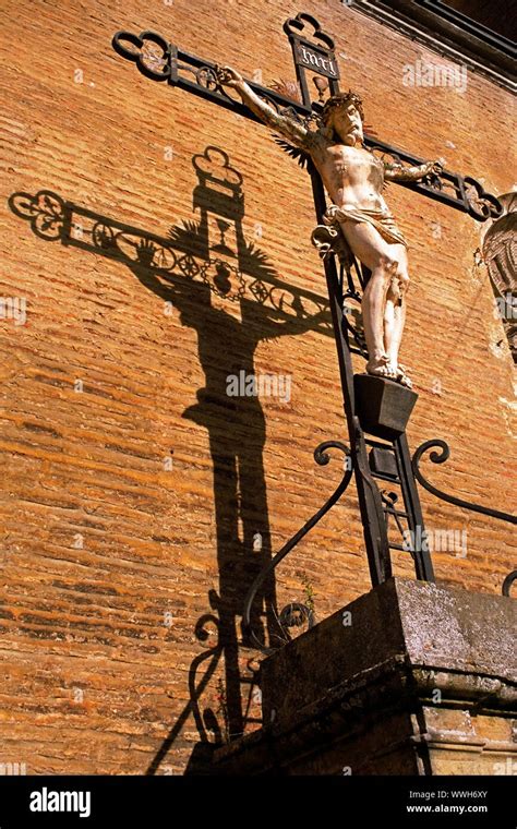 La Scultura Raffigurante La Crocifissione Di Cristo Sul Lato Di Una