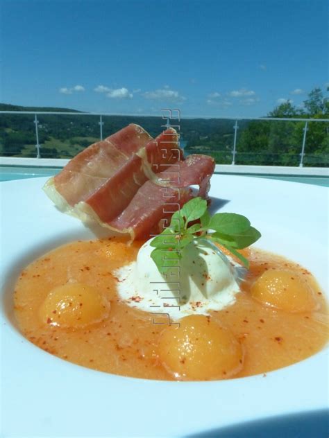 Soupe de melon glace mozzarella basilic et chips ondulée de jambon cru