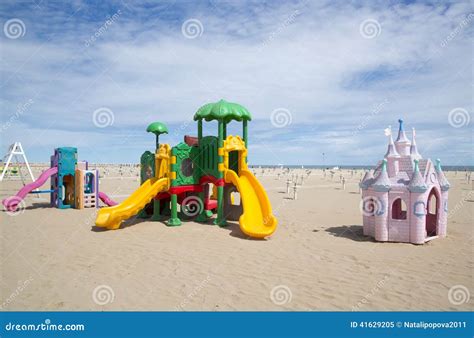 Um Campo De Jogos Das Crianças Na Praia Imagem de Stock Imagem de