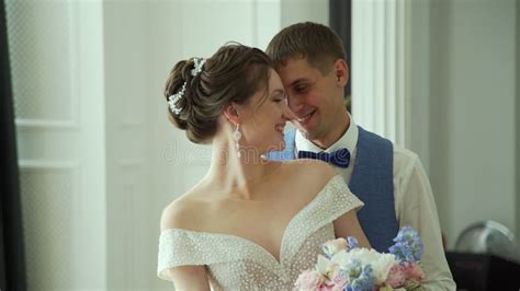 Feliz Reci N Casados Hablando Y Sonriendo En Casa Almacen De Video