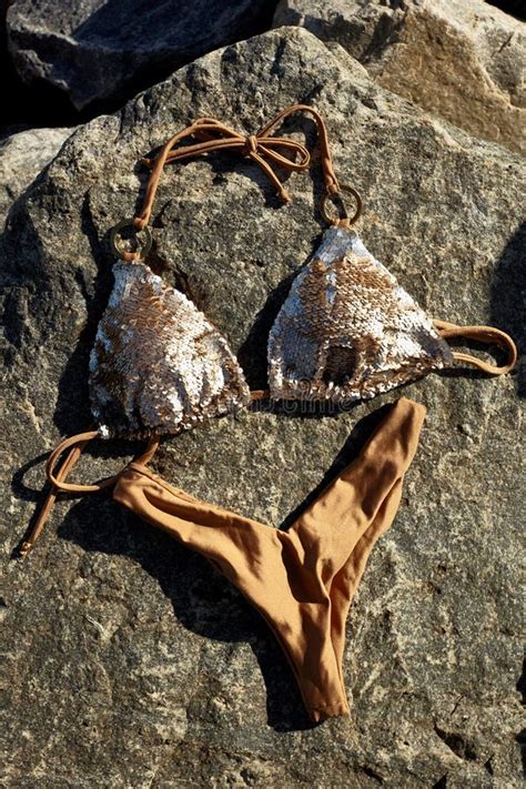Vista Superiore Del Bikini Femminile Del Costume Da Bagno Di Modo Su Fondo Di Pietra Immagine