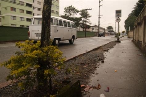 Calçada precária preocupa moradores do bairro Boa Vista em Joinville