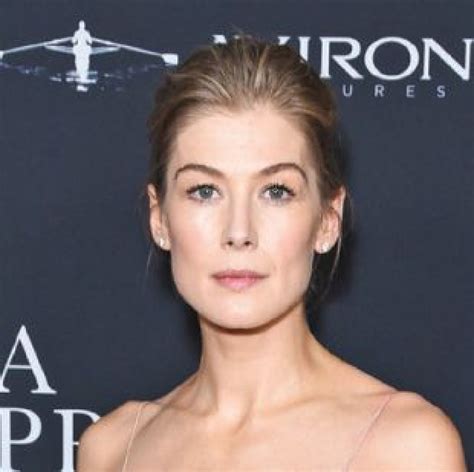 La Razón Del Extraño Velo Que Usó Rosamund Pike En Los Golden Globes 2024