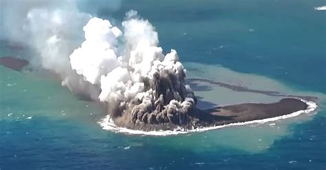 Con leruzione di un vulcano sottomarino è nata una nuova isola nel