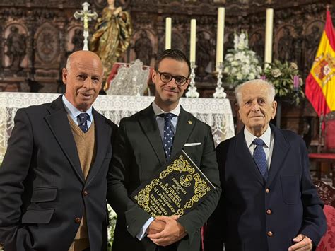 Nacho Liaño recoge las pastas del LIX Pregón de la Semana Santa 2024