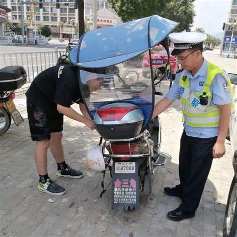 电动车加装遮阳伞的赶紧拆交警严查这类违法行为仁化车辆非法