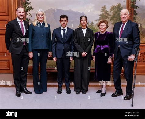 Oslo 20231210 le roi Harald à droite reçoit la famille du lauréat du