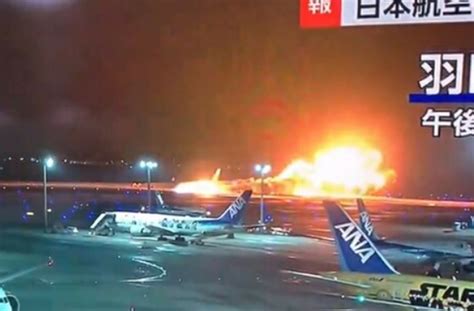 Giappone Aereo In Fiamme Sulla Pista Dell Aeroporto Di Tokyo