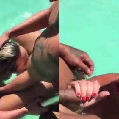 Esta puta traviesa es muy hermosa y ella dio su coño en la piscina