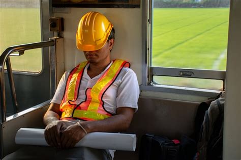 Ingeniero Cansado De Quedarse Dormido Durante Las Horas De Trabajo En